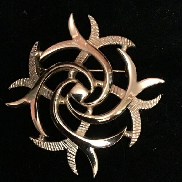 Vintage Sarah Coventry Silver Swirled Brooch - Picture 1 of 8